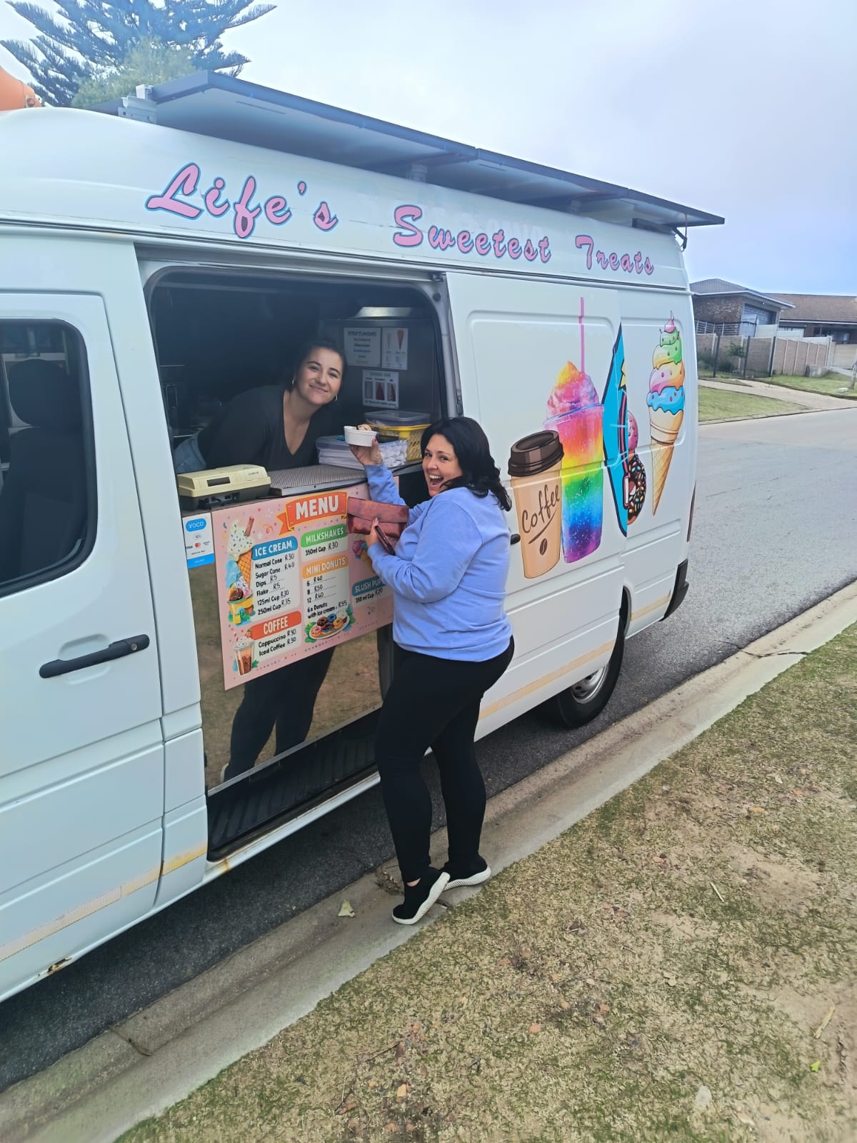 Friendly service at the LekkerLicks van